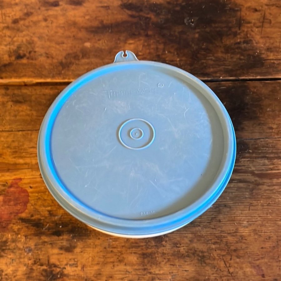 Tupperware bowl with lid