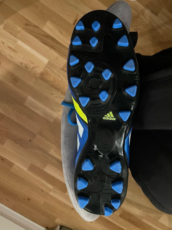 Adidas fotbollsskor