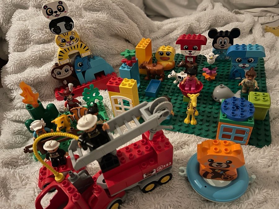 Lego Duplo Stort paket brandbil djur och figurer byggplatta julklappstips Disney