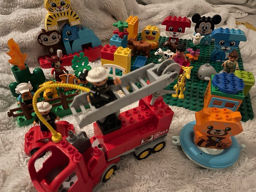 Lego Duplo Stort paket brandbil djur och figurer byggplatta julklappstips Disney