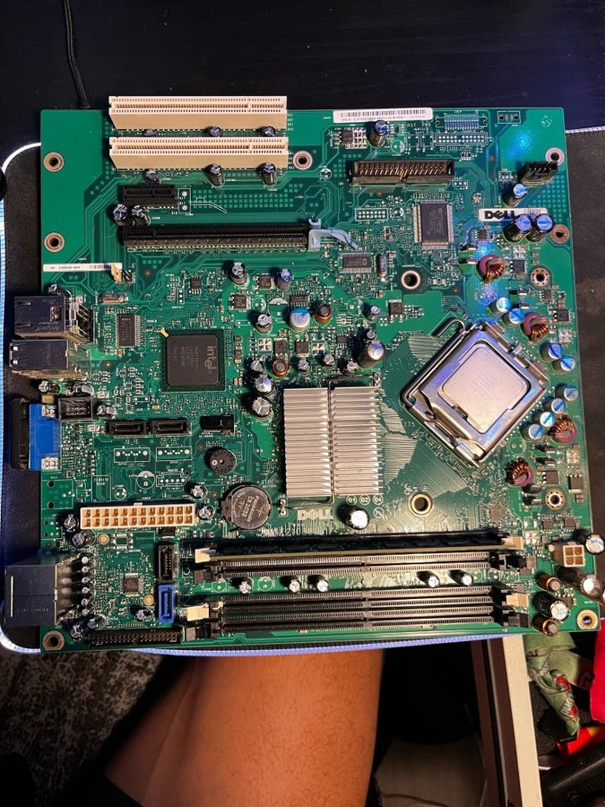 Dell Motherboard med Intel Pentium 4 Processor och ram