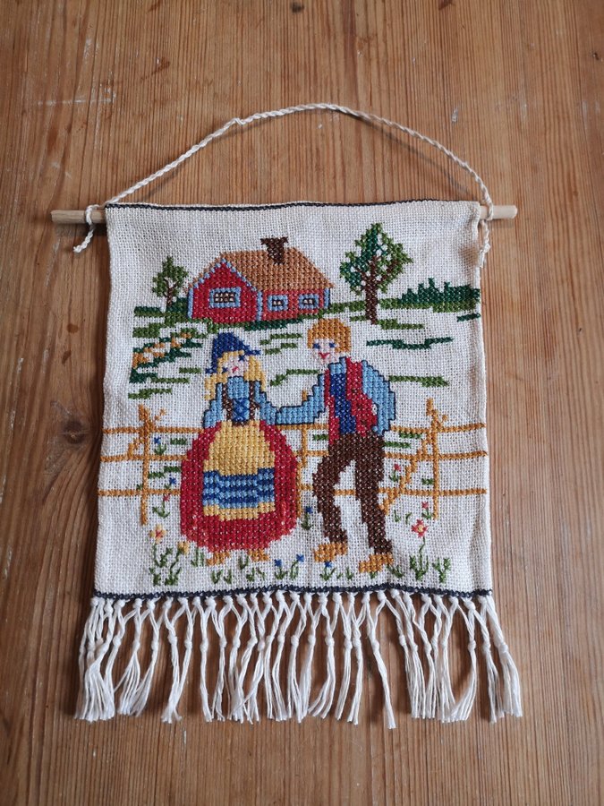 Söt liten bonad, handbroderad. Linneväv. Tvinnat band och pinne i trä. 18x18 cm.