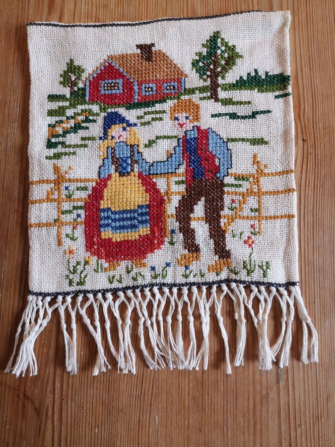 Söt liten bonad, handbroderad. Linneväv. Tvinnat band och pinne i trä. 18x18 cm.