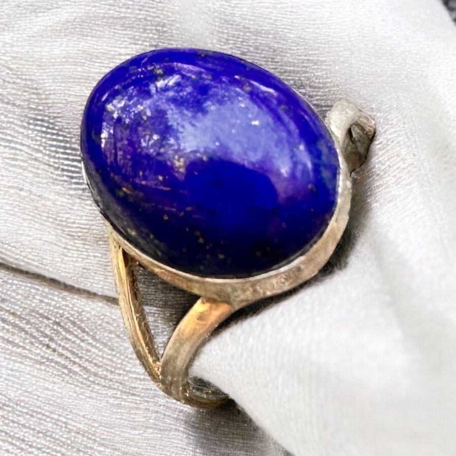 Vacker naturell blå lapis lazuli silver ring