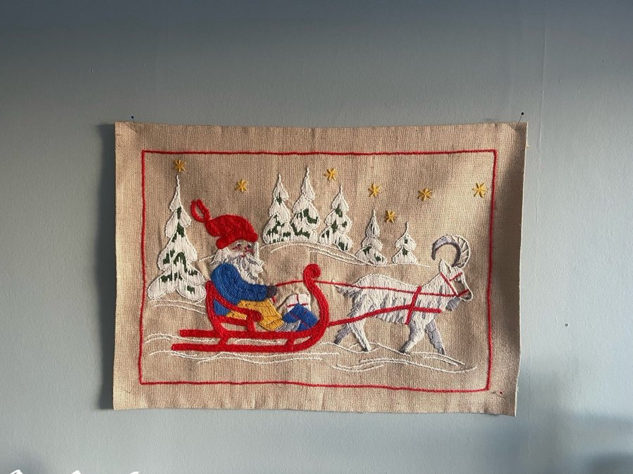 Äldre lantlig handbroderad julbonad retro tomte släde bock