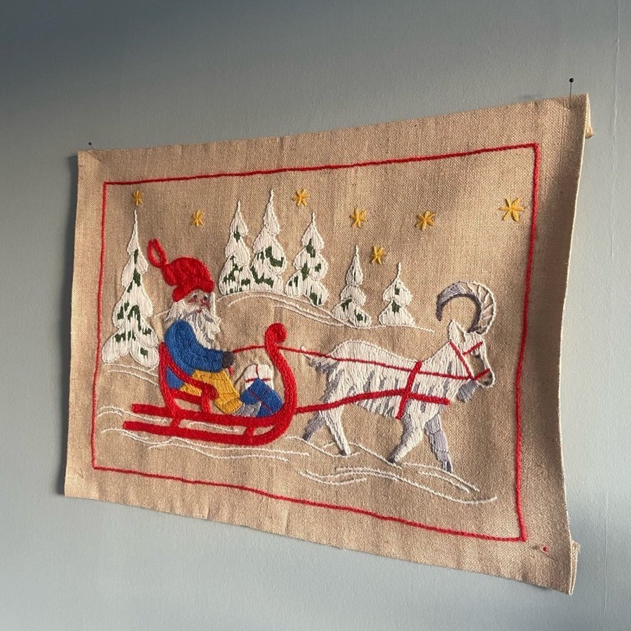 Äldre lantlig handbroderad julbonad retro tomte släde bock