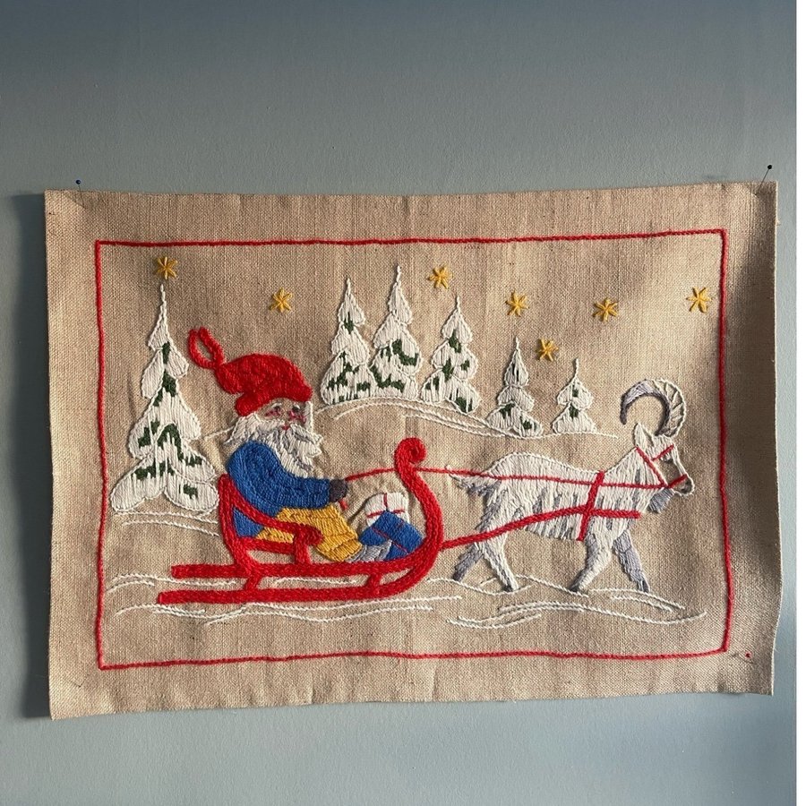 Äldre lantlig handbroderad julbonad retro tomte släde bock