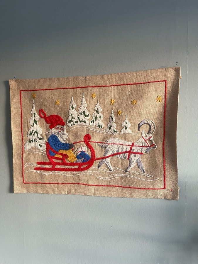 Äldre lantlig handbroderad julbonad retro tomte släde bock