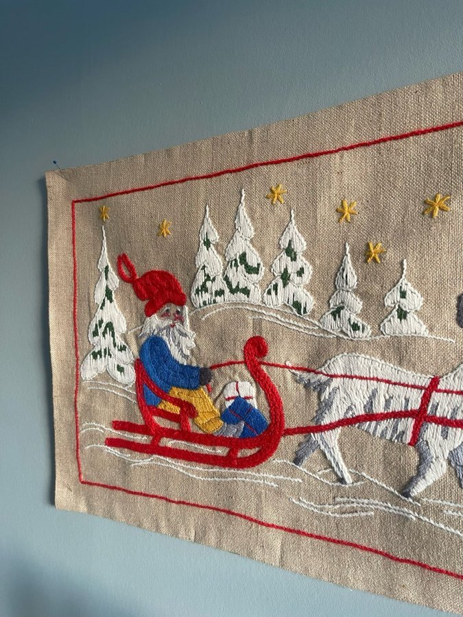 Äldre lantlig handbroderad julbonad retro tomte släde bock