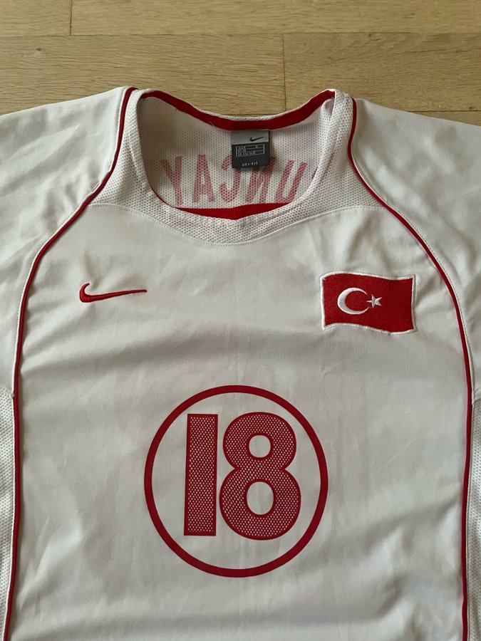 Vintage Nike Turkiet 2004 Tuncay #18 bortaställ (S)