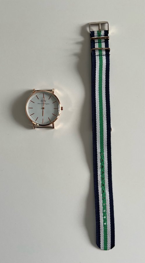 Daniel Wellington Klocka med blått och grönt armband