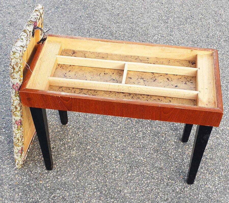 VINTAGE Pianopall med förvaring-Syskrin-Sideboard-med broderad klädsel,1900-tal.