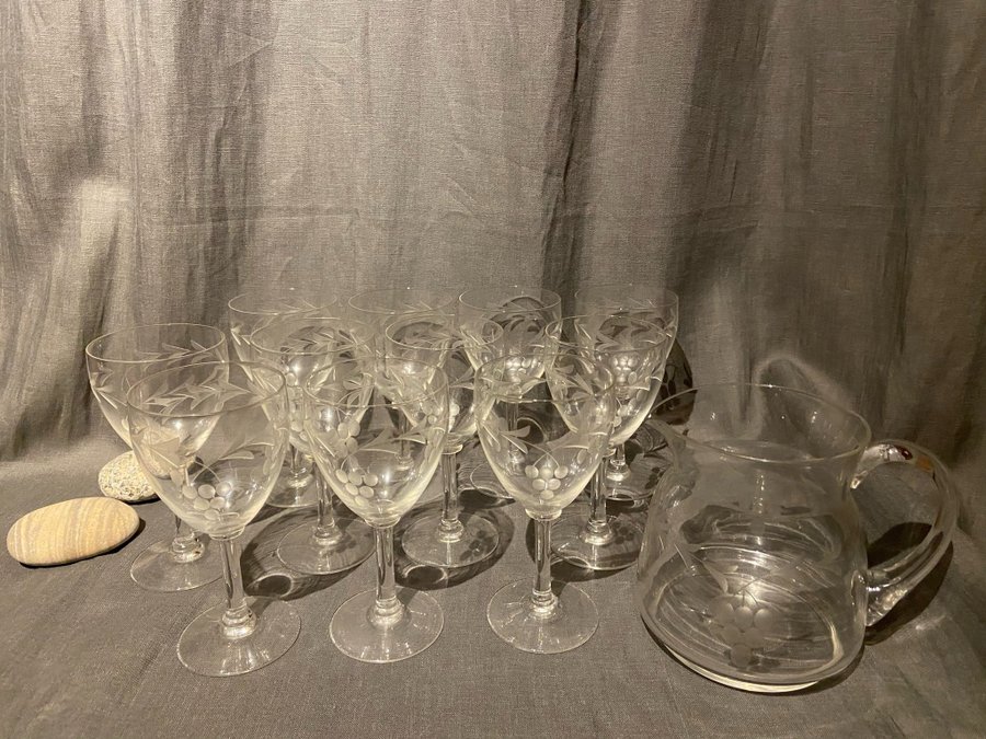 Vintage glasset - vackra vinglas med slipad dekor vinranka samt matchande karaff