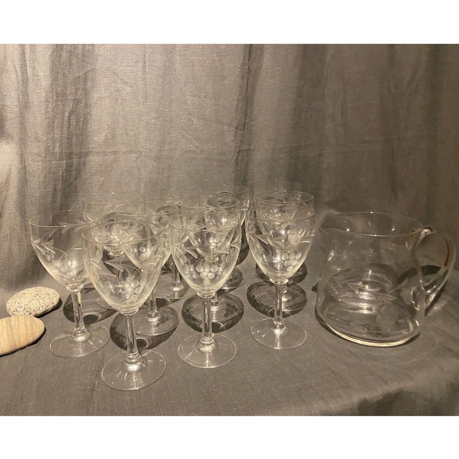 Vintage glasset - vackra vinglas med slipad dekor vinranka samt matchande karaff