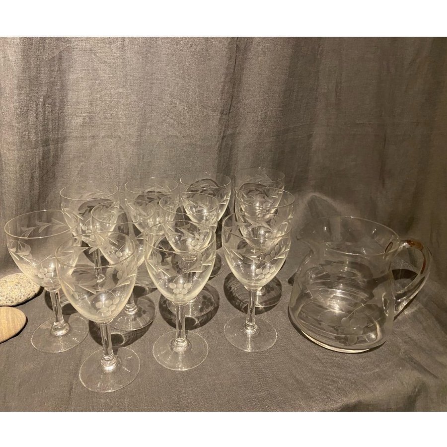 Vintage glasset - vackra vinglas med slipad dekor vinranka samt matchande karaff