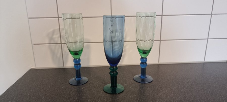 CHAMPAGNEGLAS I BLÅTT OCH GRÖNT GLAS