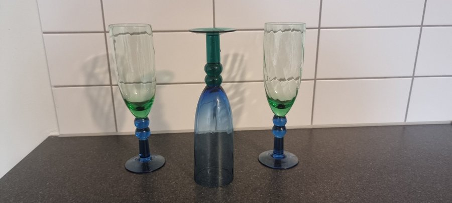 CHAMPAGNEGLAS I BLÅTT OCH GRÖNT GLAS