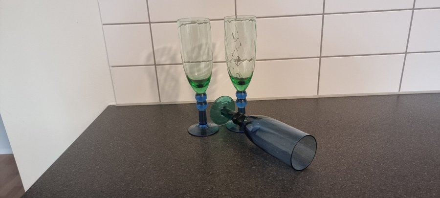 CHAMPAGNEGLAS I BLÅTT OCH GRÖNT GLAS