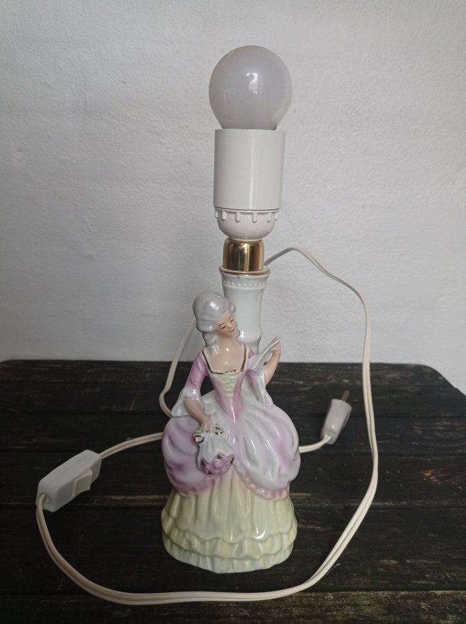 Fin gammel porcelæns bordlampe 24 cm høj.