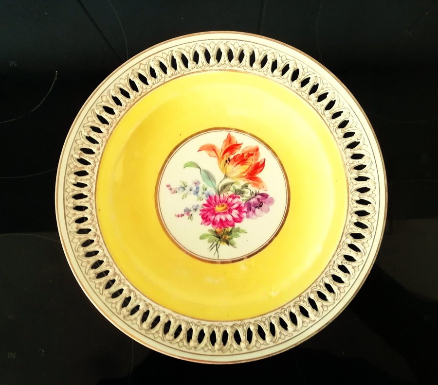 Meissen-tallrik med blommotiv, genombruten kantbård+gulddekor. Diameter=23,5 cm.