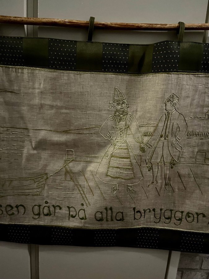 Broderad väggbonad Dansen går på alla bryggor av Gudrun Wännman Arvidsjaur