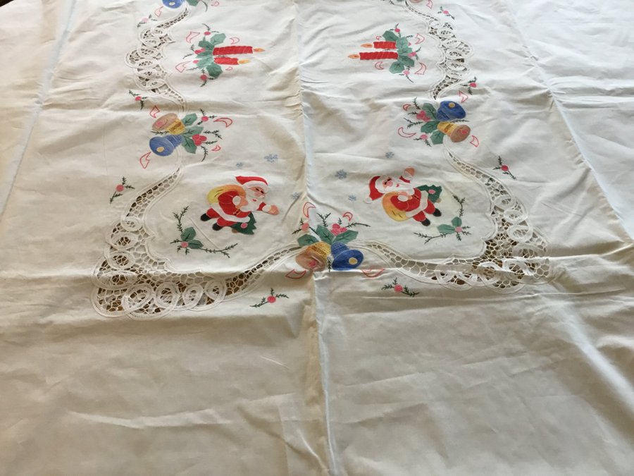 Stor Härlig Julduk med tomtar, Ljus, klockor mm - Vintage handgjord duk broderi