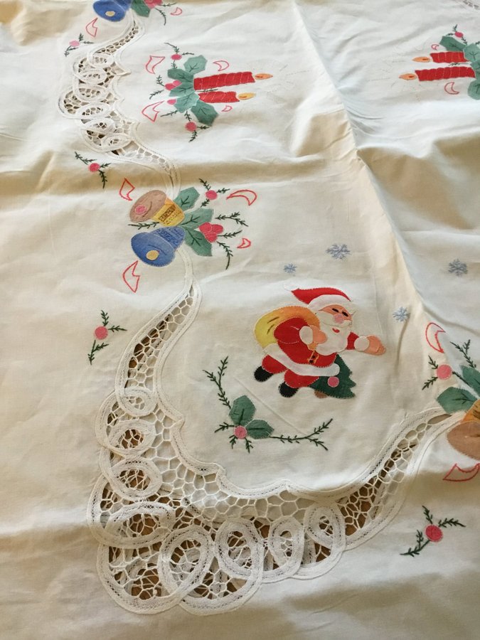 Stor Härlig Julduk med tomtar, Ljus, klockor mm - Vintage handgjord duk broderi