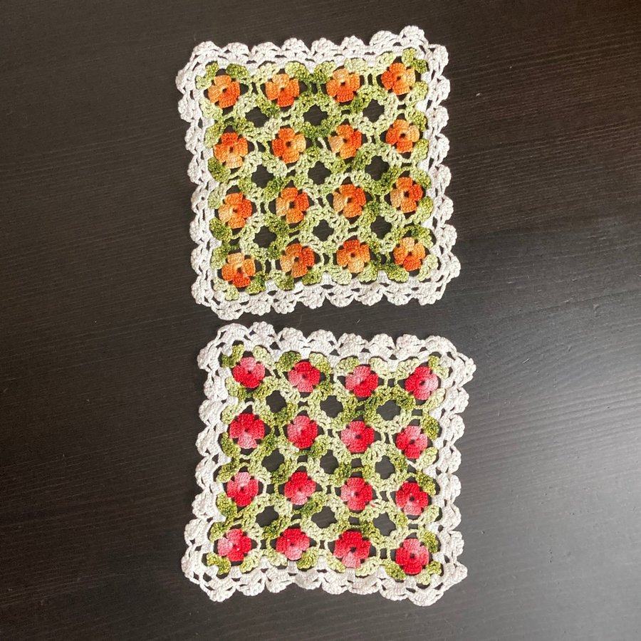 2 virkade små dukar blommig doily vit grön rosa orange retro vintage