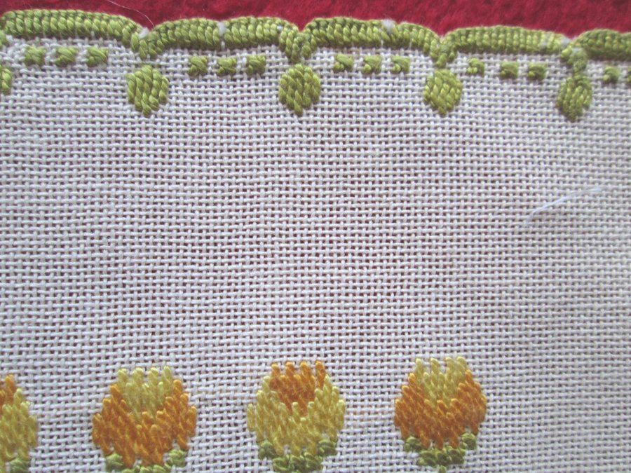 SOLIG HANDBRODERAD DUK RÄKNADE TRÅDAR 28X26CM