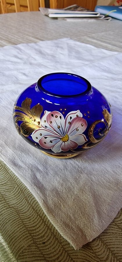 Vas Bohemia glas Tjeckien blommotiv guldigt blått glas