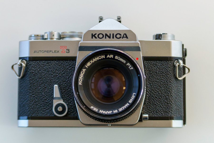 Konica Autoreflex T3 med tre objektiv – Perfekt för analoga entusiaster!