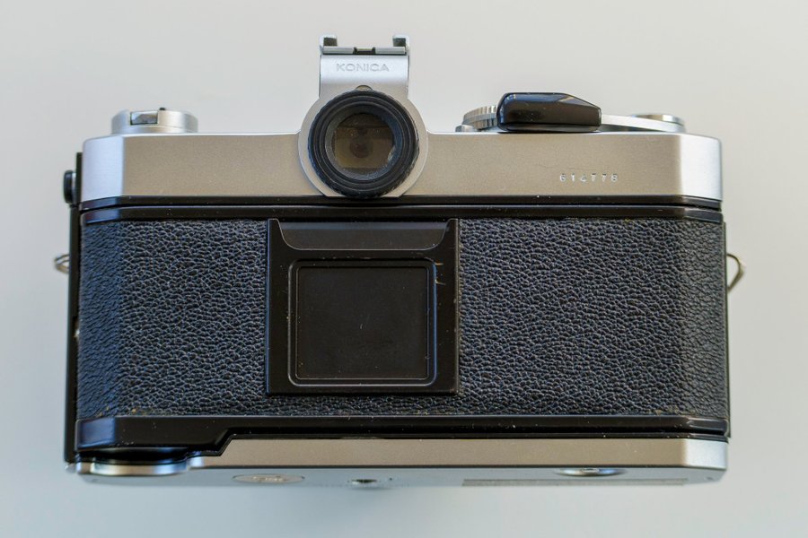 Konica Autoreflex T3 med tre objektiv – Perfekt för analoga entusiaster!