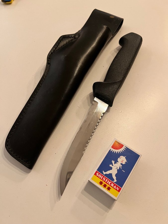 Kniv med tandad rygg, för fiske och friluftsliv KJ Mora (numera Morakniv.se)