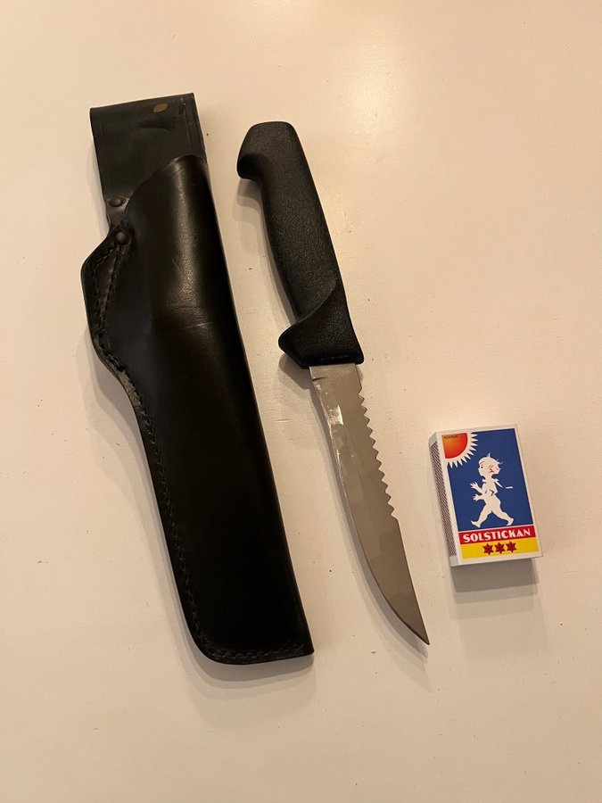 Kniv med tandad rygg, för fiske och friluftsliv KJ Mora (numera Morakniv.se)