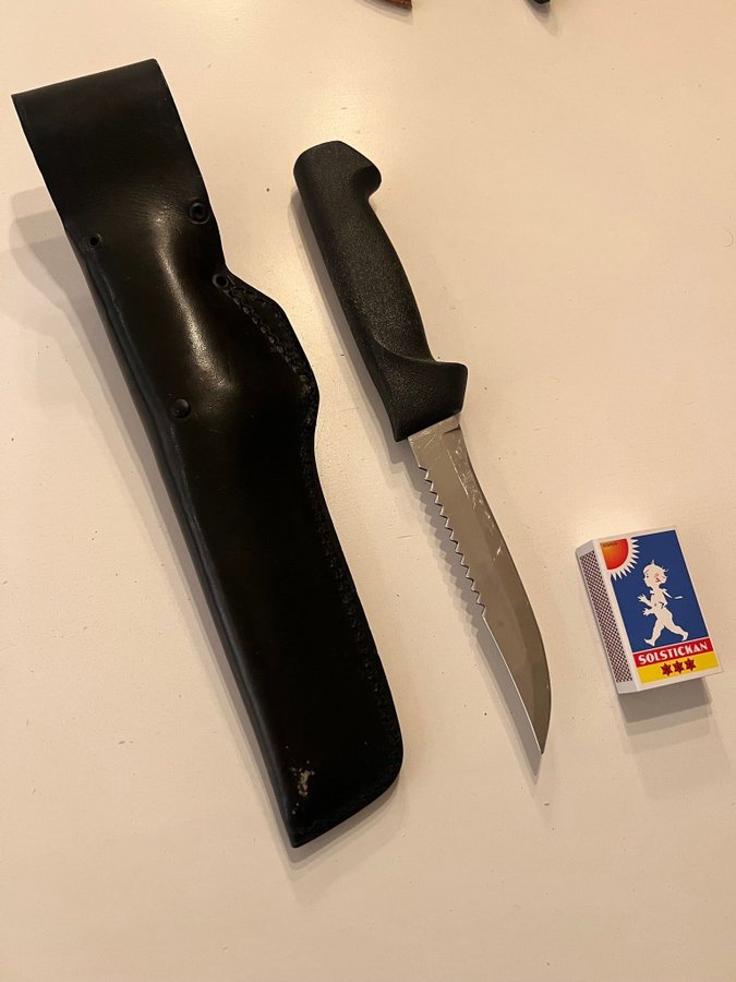 Kniv med tandad rygg, för fiske och friluftsliv KJ Mora (numera Morakniv.se)