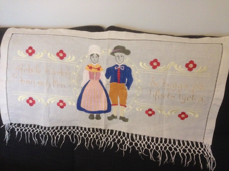 Äldre Handbroderad Väggbonad med underbart dekorativt väggbonad 91 cm X 45 cm