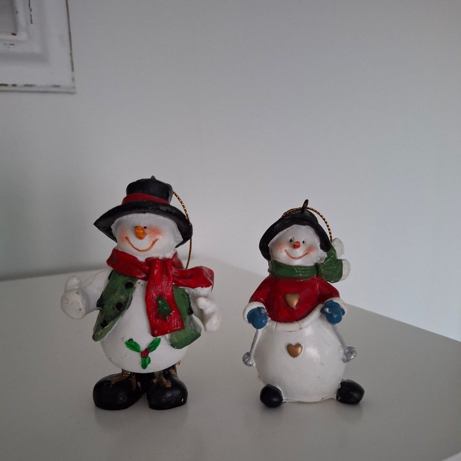 2 snögubbar till julgranen. Jul, julgranspynt, julpynt, snögubbe, juldekoration.