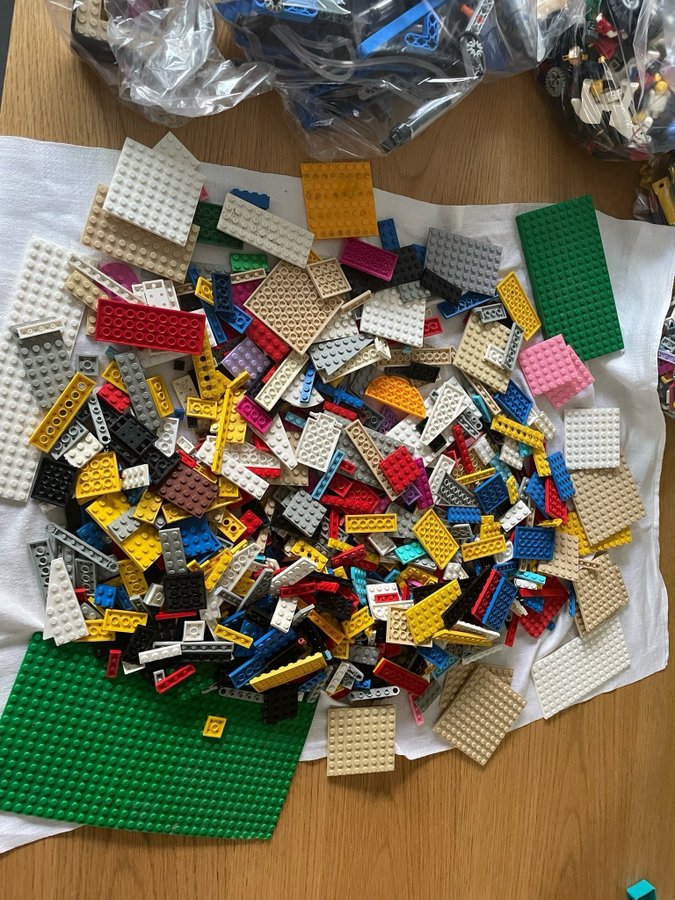 Lego-paket ca 6kg + Lego behållare