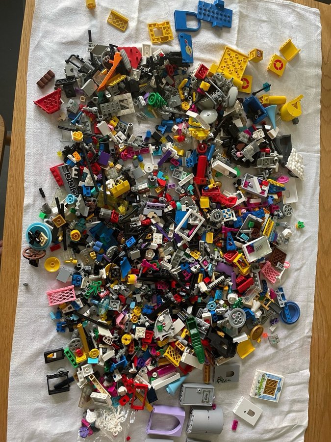 Lego-paket ca 6kg + Lego behållare