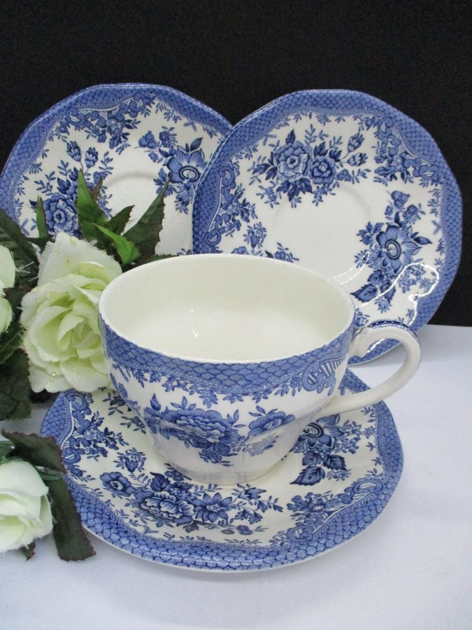 ViNTAGE ENGELSK TEKOPP i BLÅTT ENOCH WEDGWOOD + FAT tekoppar England