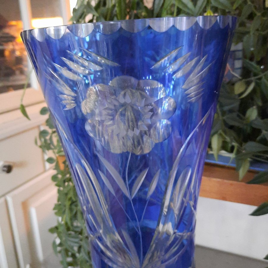 Stor vas Hortensia i slipat cobolt blå glas böhmisk kristall