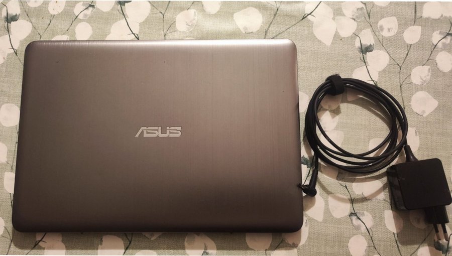 ASUS E403S Laptop