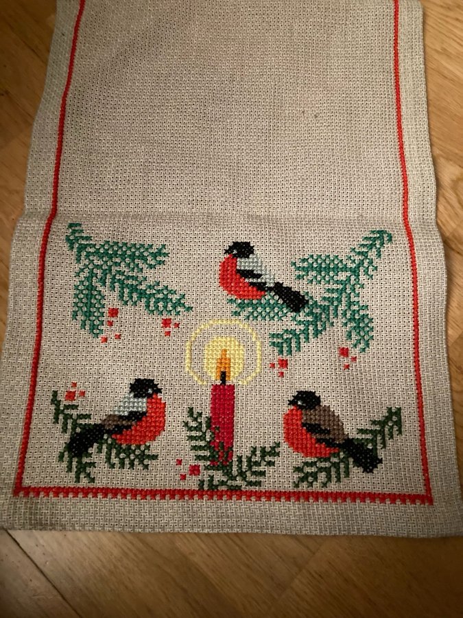 Retro broderad Julduk duk med domherrar 30x83 cm