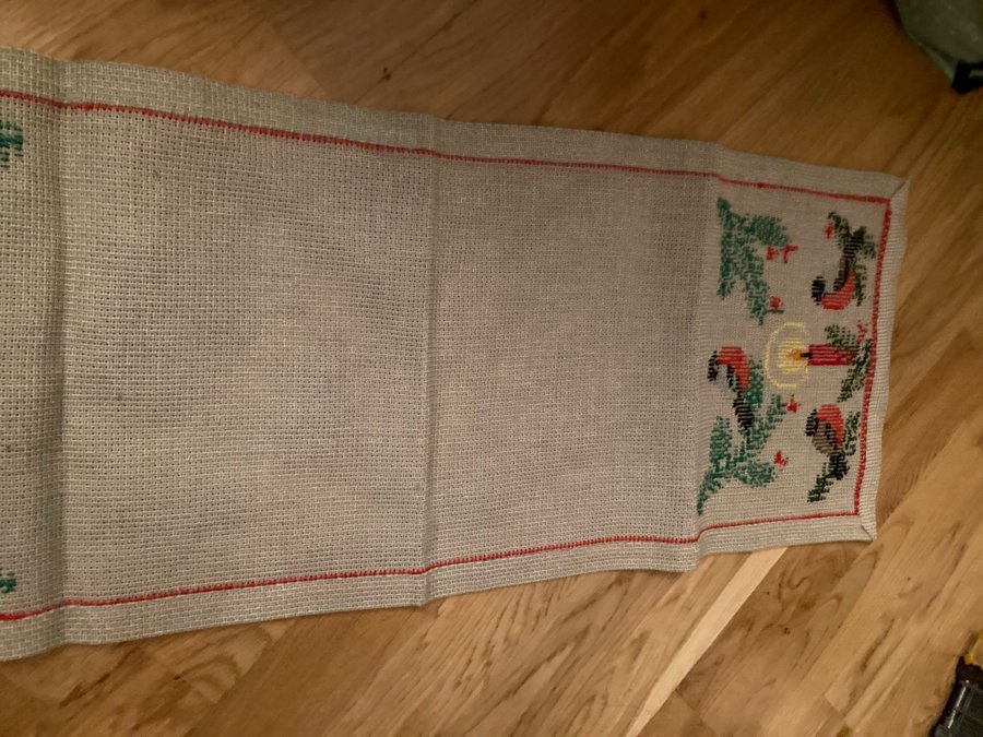 Retro broderad Julduk duk med domherrar 30x83 cm