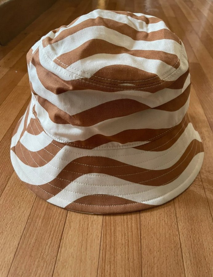 Marimekko x Uniqlo Lirinä beige randig bucket hat hatt solhatt