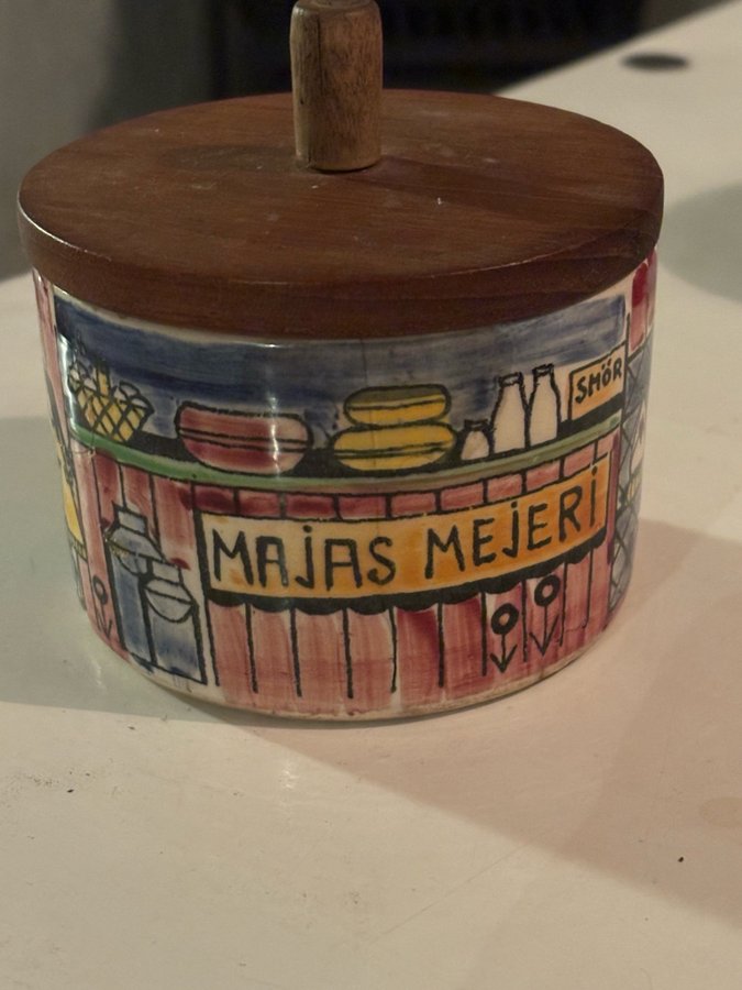 Vår Lilla Stad - Majas Mejeri - Keramikburk med trälock. 40 kr