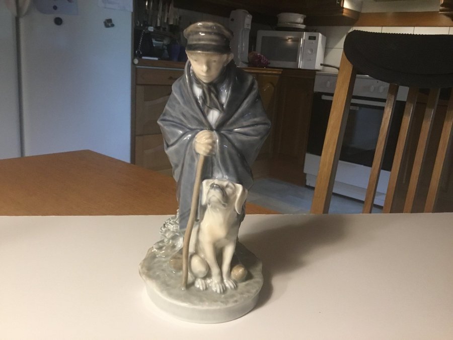 Royal Copenhagen figur pojke med hund