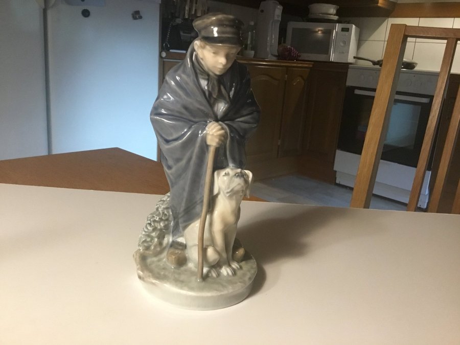 Royal Copenhagen figur pojke med hund