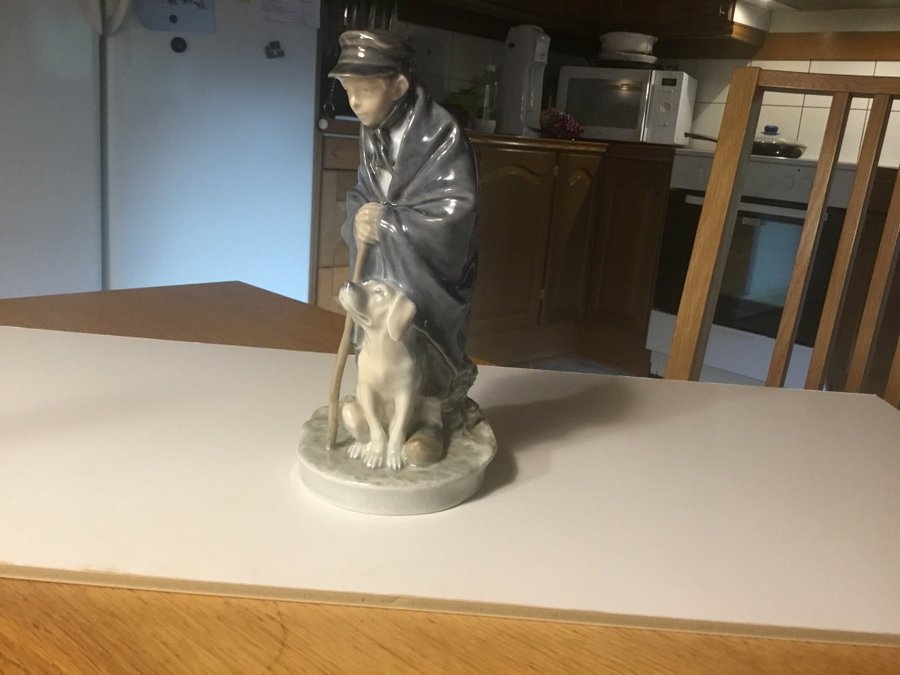 Royal Copenhagen figur pojke med hund