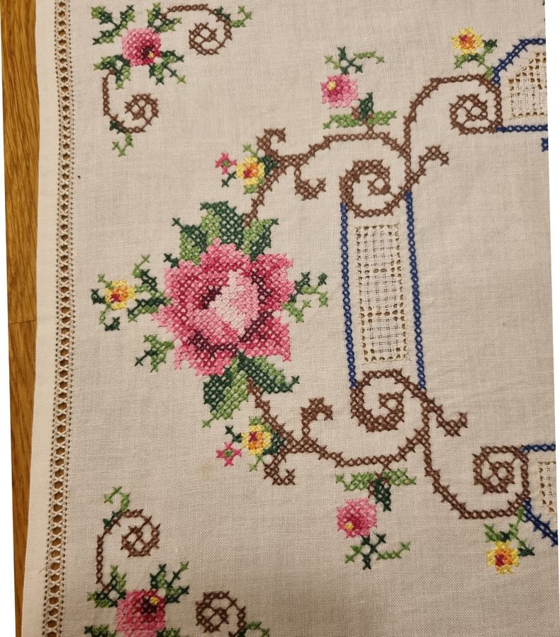 Vacker handbroderad Duk Löpare Rosor Blommor